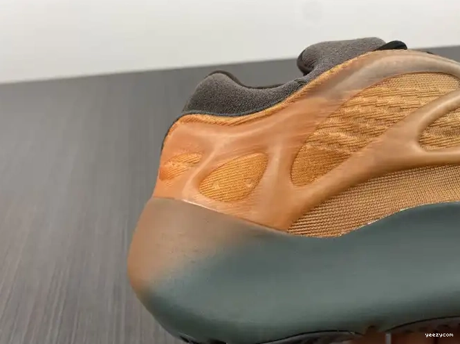700 Boost V3 Yeezy GY4109 Copfade Adidas 0606